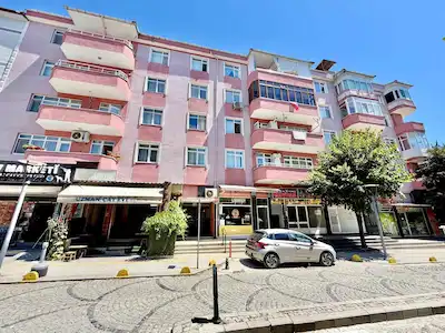 GÖLCÜK ÇARŞI MERKEZDE ASANSÖRLÜ ARA KAT BOŞ SATILIK 3+1 DAIRE