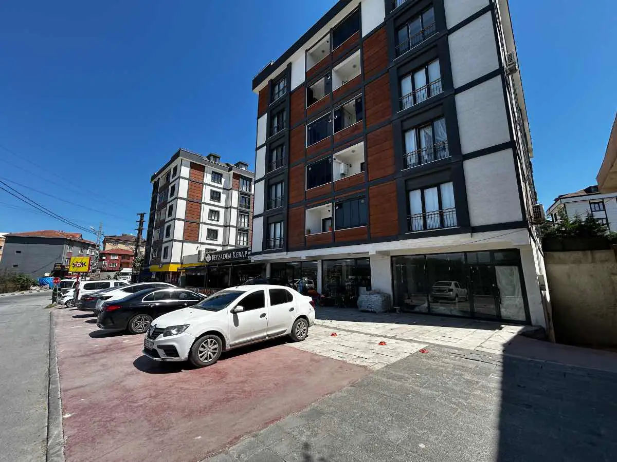 ARNAVUTKÖY HARAÇÇI’DA GÜNEY CEPHELİ, YENİ BİNA İÇİNDE KİRALIK DÜKKAN/MAĞAZA 