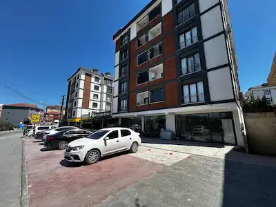 ARNAVUTKÖY HARAÇÇI’DA GÜNEY CEPHELİ, YENİ BİNA İÇİNDE KİRALIK DÜKKAN/MAĞAZA