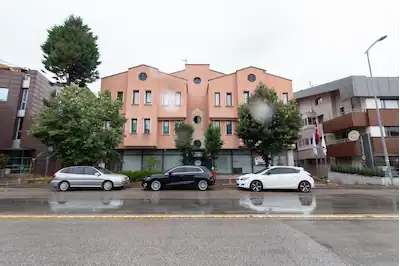 ÇETİN EMEÇ BULVARI LİZBON CADDESİ’NDE 480 M² KURUMSAL KIRACILI SATILIK DÜKKAN