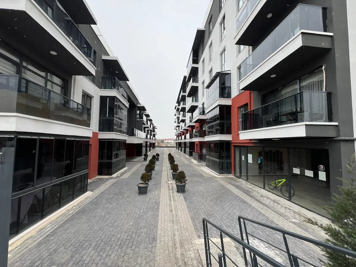 GÖLBAŞI KARŞIYAKA’DA GÖLE SIFIR 1+1, BALKONLU KIRALIK DAIRE