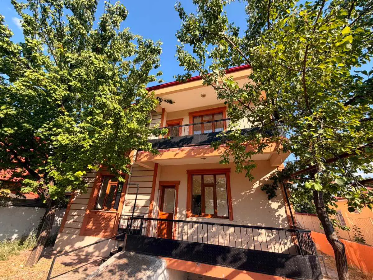 REMAX DEM'DEN EMNİYET BİNASI YANINDA 165 M2 2 ADET EV VE 500 M2 ARSASI