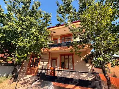 REMAX DEM'DEN EMNİYET BİNASI YANINDA 165 M2 2 ADET EV VE 500 M2 ARSASI