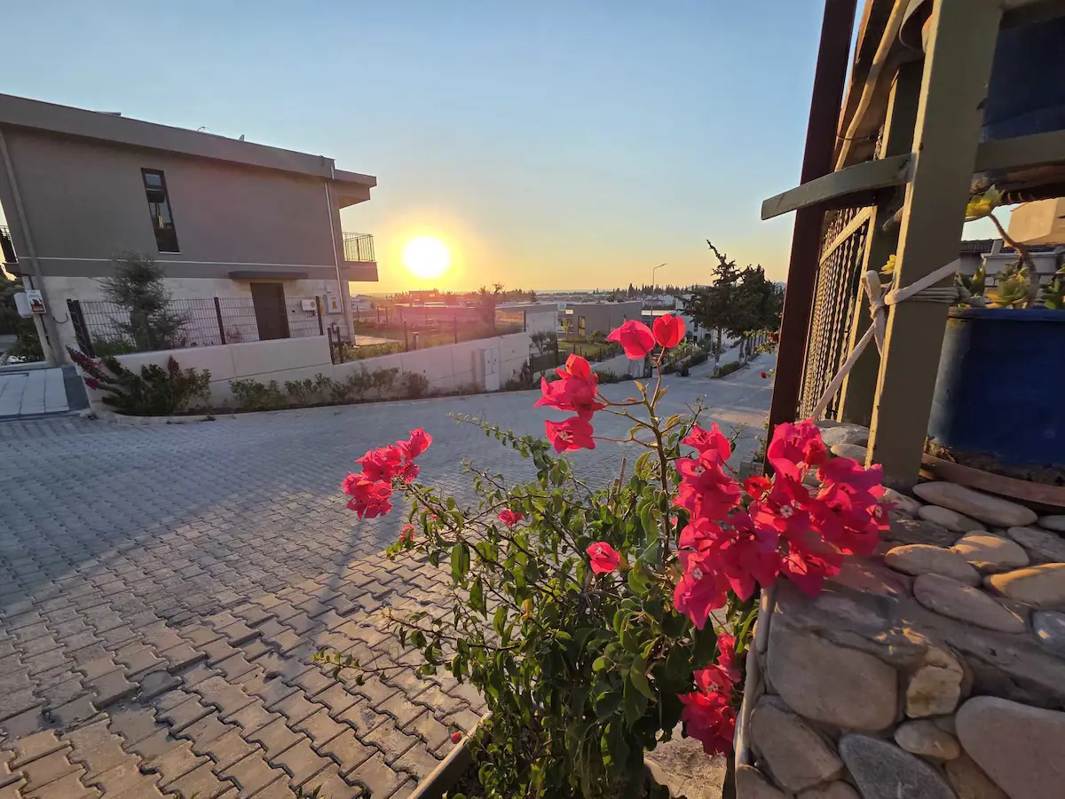 KUŞADASI KARAOVA'DA 4+1, 155 M², HAVUZLUI, 4 CEPHELİ SATILIK VİLLA