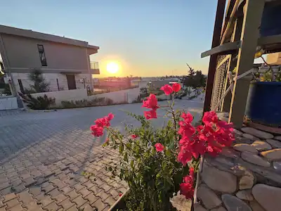 KUŞADASI KARAOVA'DA 4+1, 155 M², HAVUZLUI, 4 CEPHELİ SATILIK VİLLA