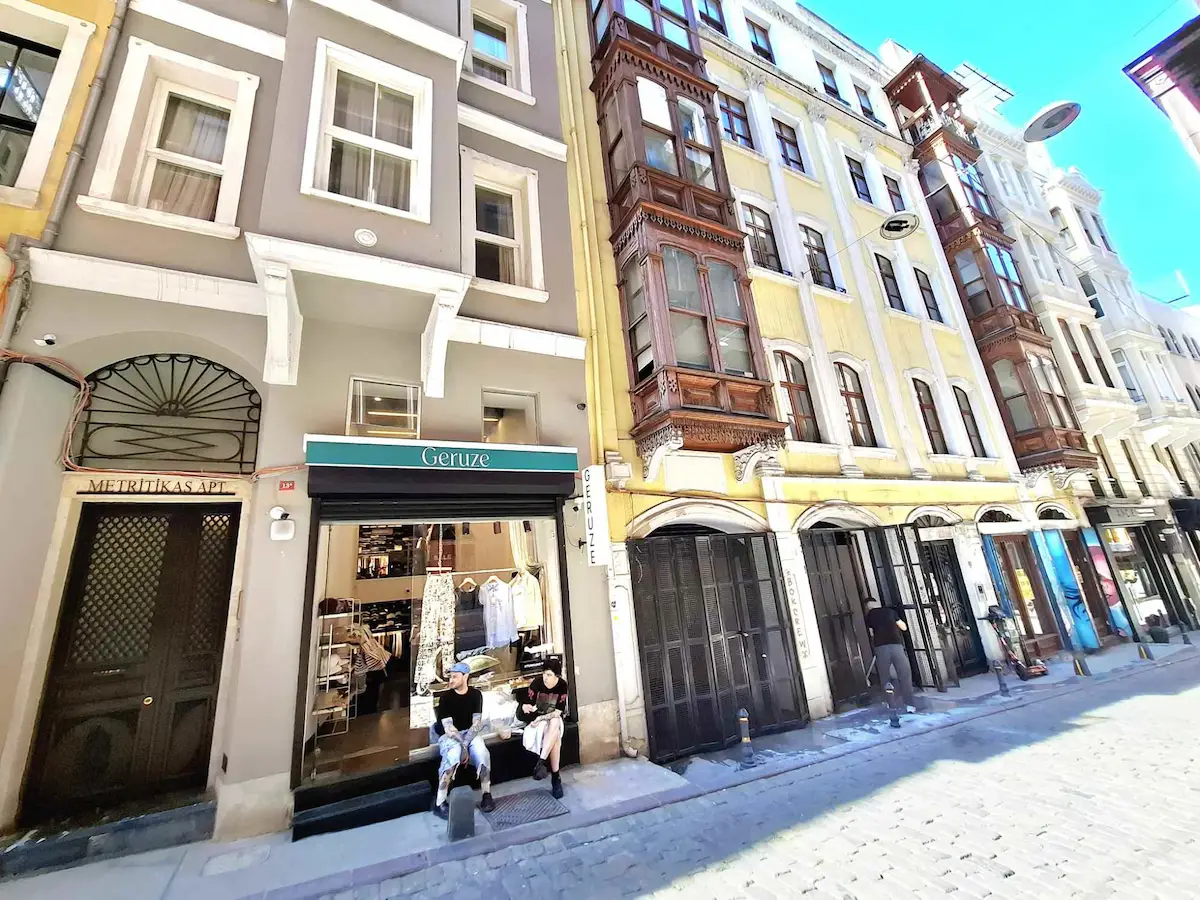 GALATA SERDAR-I EKREM SOKAKTA METROYA YAKIN FULL EŞYALI KIRALIK 1+1 DAIRE