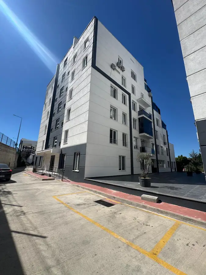 VADİ İZMİT SİTESİ’NDE 2+1 BALKONLU ARA KAT DAİRE