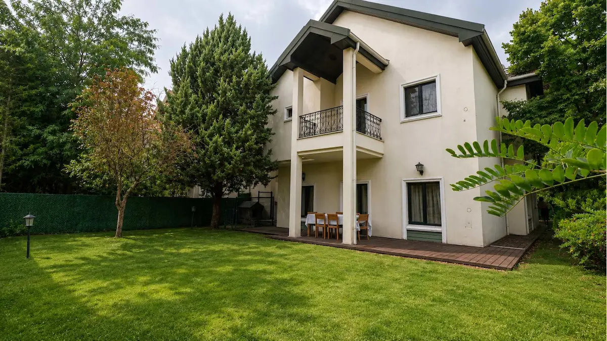 ANGORA EVLERİ DENİZ SOKAKTA 672 M² ARSA İÇERİSİNDE SATILIK VİLLA