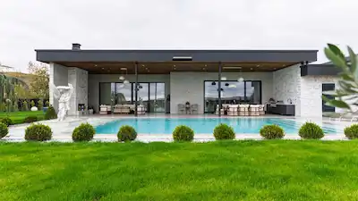 TEK KAT ÖZEL TASARIM VİLLA – 1.500 M² ARSA ÜZERİNDE, 5+1, 370 M² NET, ISITMALI HAVUZ