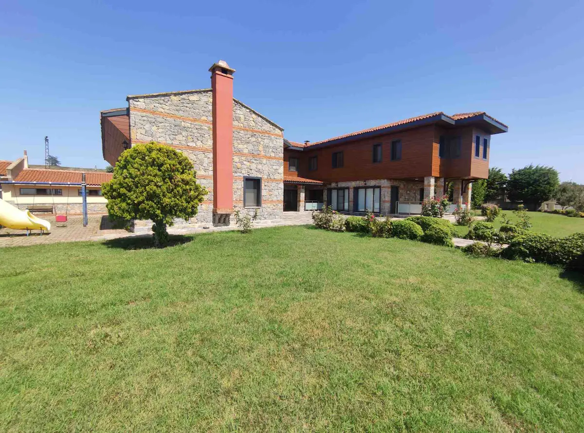 SİLİVRİ FENERKÖY'DE GENİŞ BAHÇELİ 19.450 M² SATILIK ÇİFTLİK EVİ