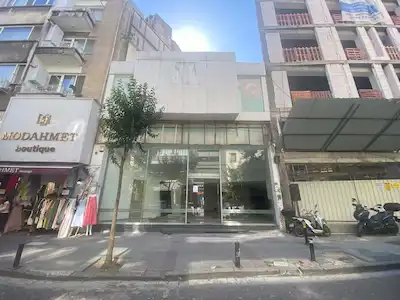 BEŞİKTAŞ TÜRKALİ’DE CADDE ÜSTÜ 4 KATLI, 9 M CEPHELİ GENİŞ KULLANIMLI KİRALIK DÜKKAN