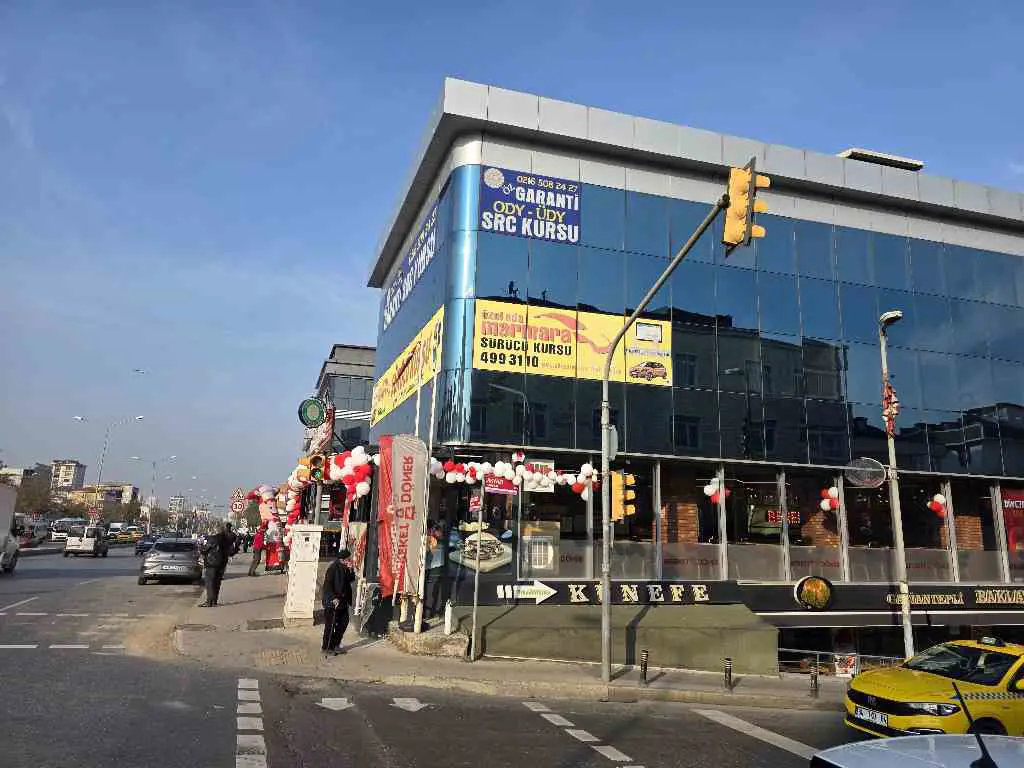 ATAŞEHİR’DE  2 CADDE CEPHELİ 800M2 , 3 KATLI KİRALIK İSKANLI DEPOLU DÜKKAN