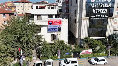 PENDİK KAYNARCA'DA DENİZ MANZARALI YÜK ASANSÖRLÜ TİCARİ BİNA
