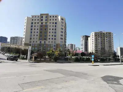 SEĞMEN BAĞLICA'DA GÜVENLİKLİ, YEŞİL ALAN MANZARALI VE ÖNÜ AÇIK