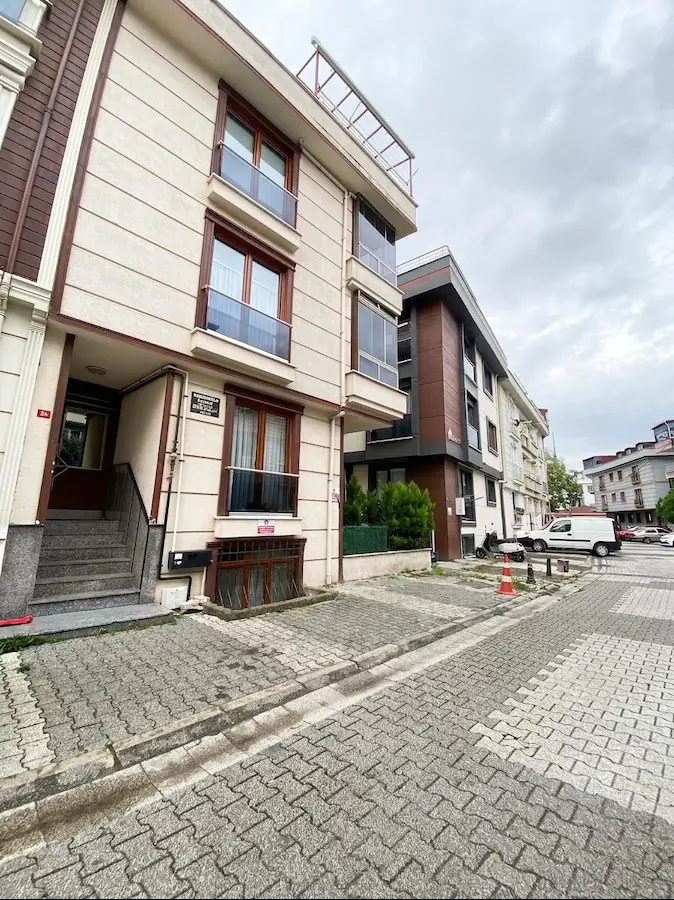 ATAŞEHİR ESATPAŞA GÜLMERCAN SOKAKTA SATILIK 2+1 DAİRE