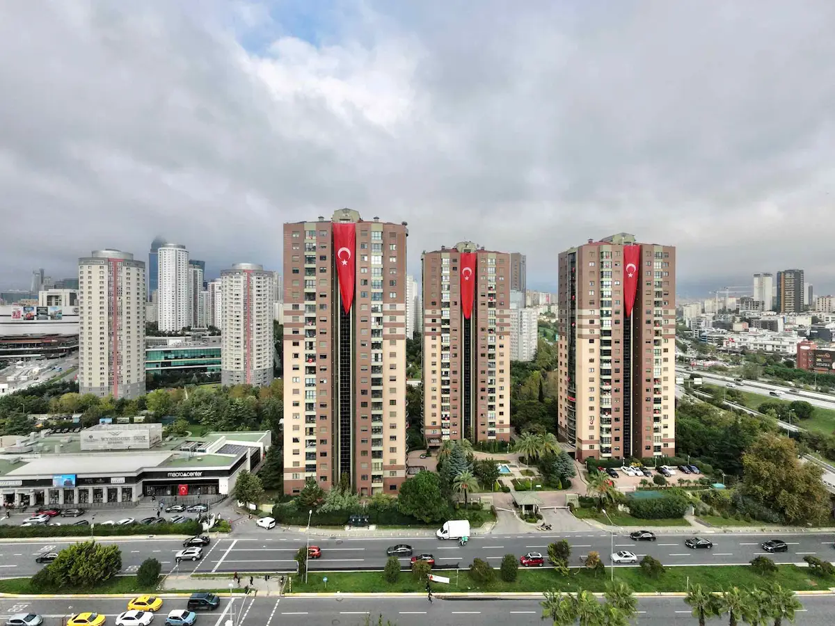 BATI ATAŞEHİR TRIO KONUTLARI’NDA KOMPLE YENİLENMİŞ SATILIK LÜKS 4+1 DAİRE