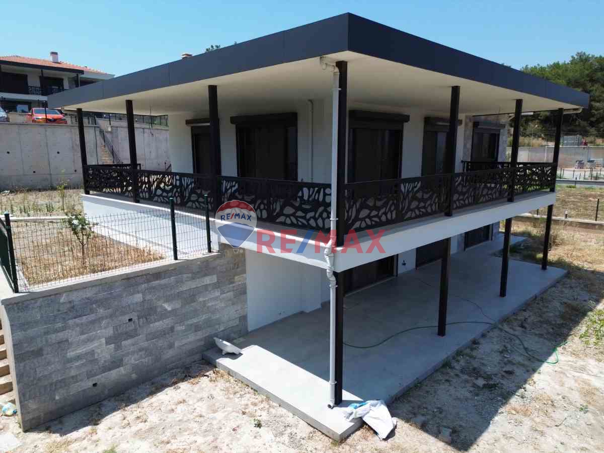 URLA KALABAKTA SİTE İÇINDE DENIZ MANZARALI KİRALIK SIFIR VILLA