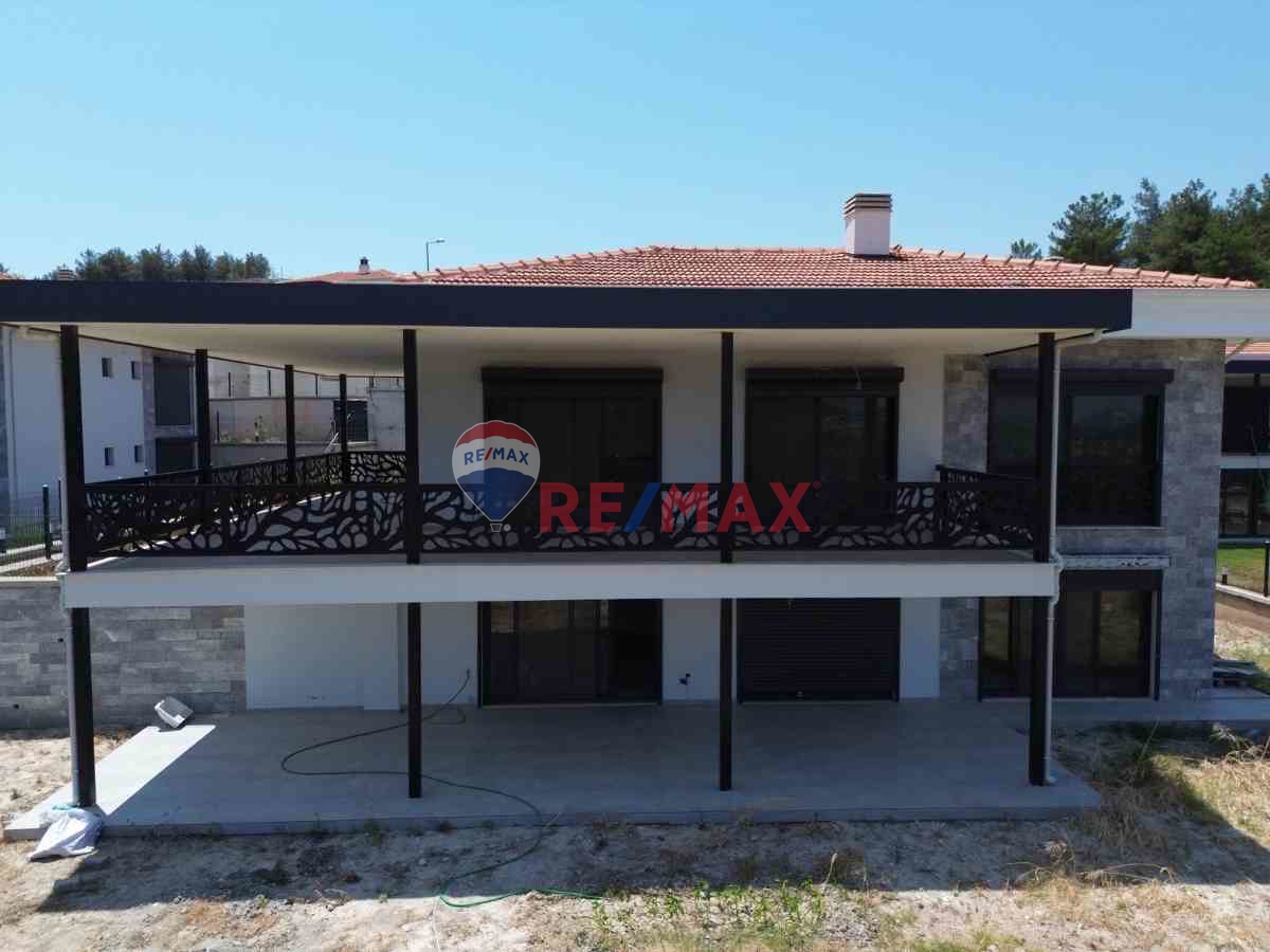 URLA KALABAKTA SİTE İÇINDE DENIZ MANZARALI KİRALIK SIFIR VILLA