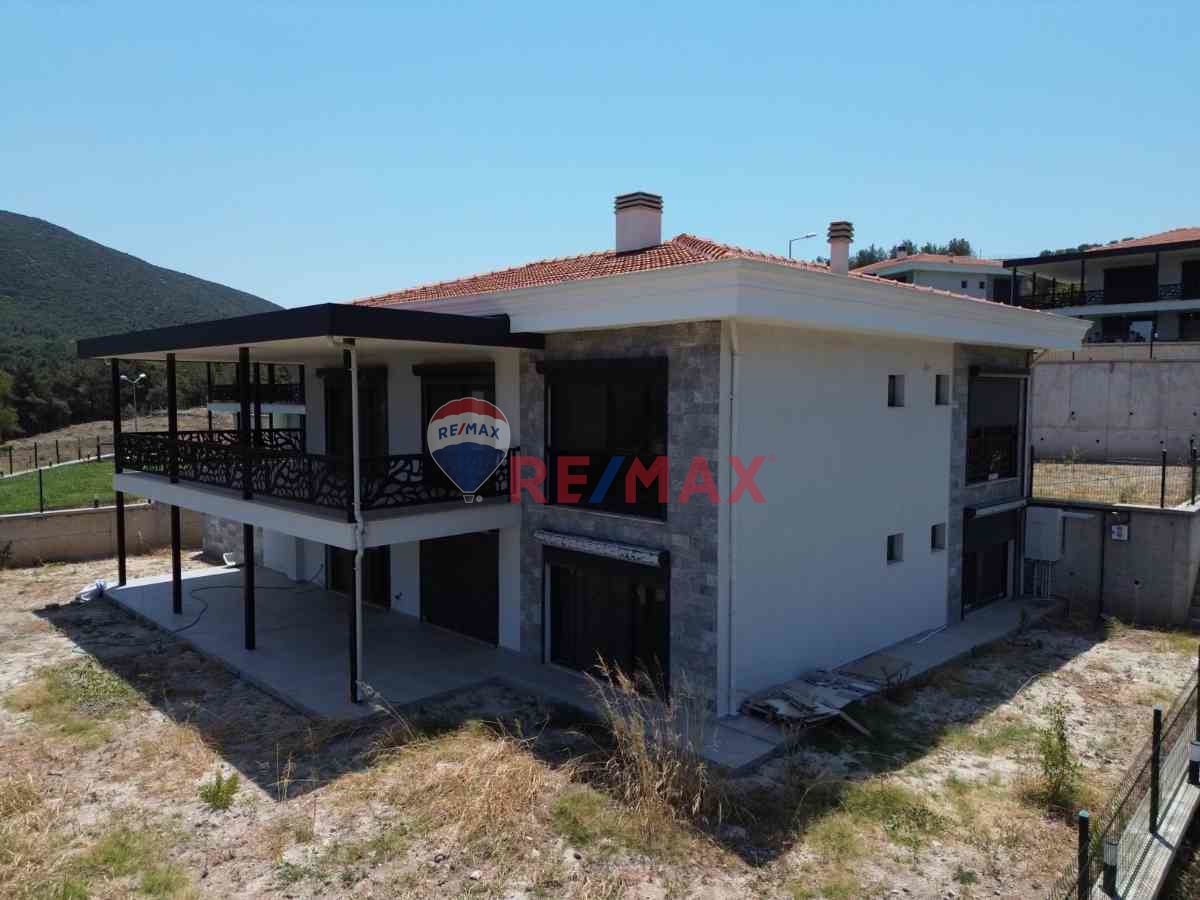 URLA KALABAKTA SİTE İÇINDE DENIZ MANZARALI KİRALIK SIFIR VILLA