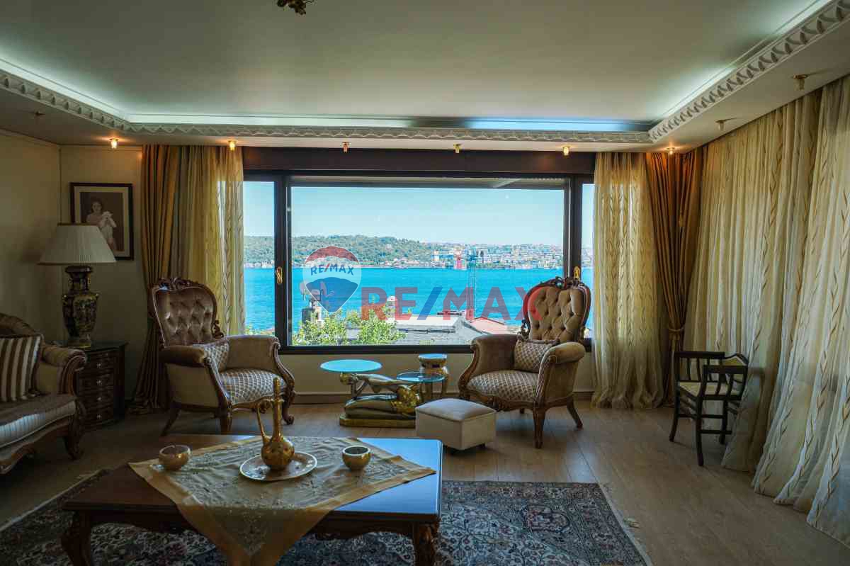 BEŞİKTAŞIN KALBİNDE BÜYÜLEYİCİ BOĞAZ MANZARALI SATILIK ÇATI DUBLEKS