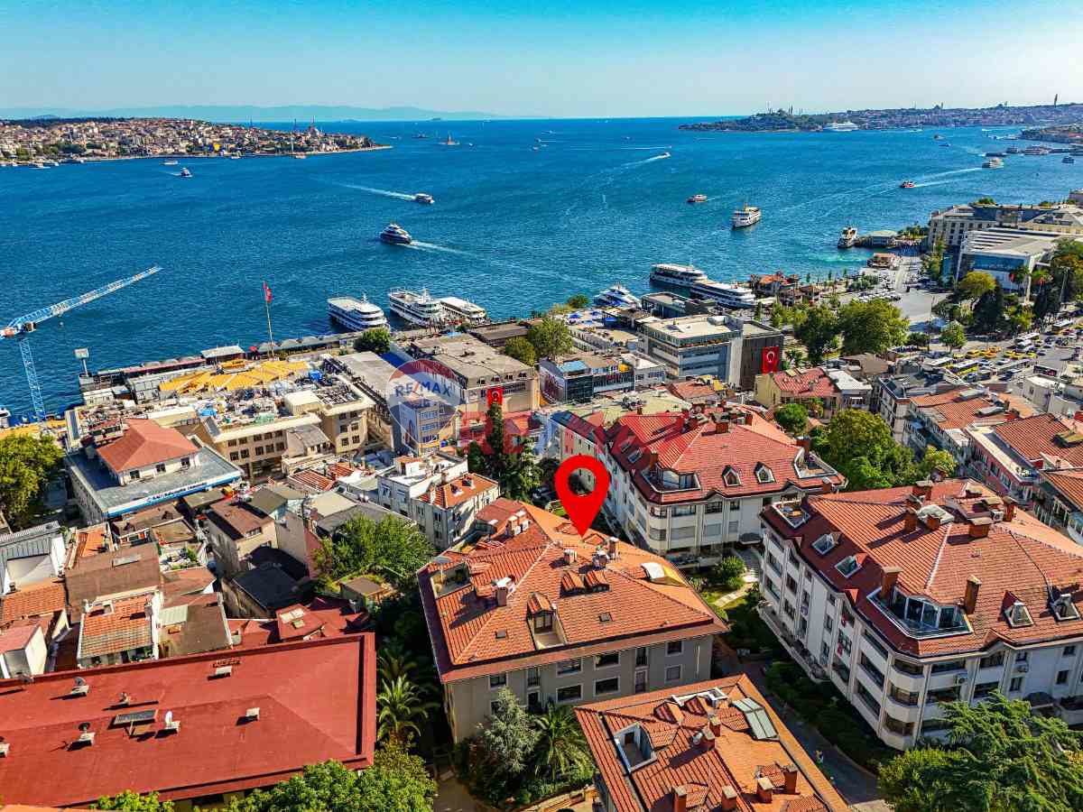 BEŞİKTAŞIN KALBİNDE BÜYÜLEYİCİ BOĞAZ MANZARALI SATILIK ÇATI DUBLEKS