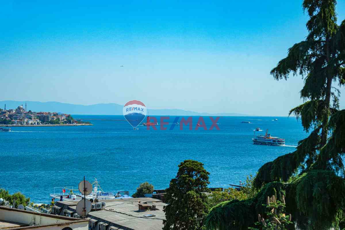 BEŞİKTAŞIN KALBİNDE BÜYÜLEYİCİ BOĞAZ MANZARALI SATILIK ÇATI DUBLEKS