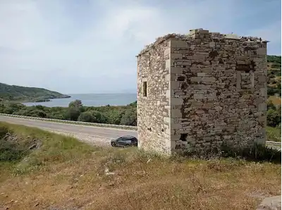 FOÇA DENİZ MANZARALI SATILIK TESCİLLİ TAŞ BİNA VE ARAZI
