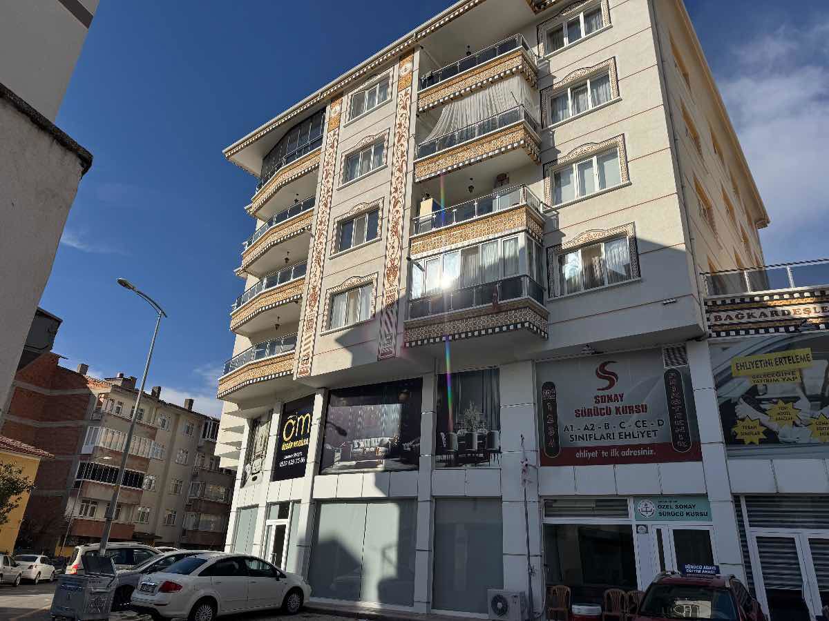 CUMHURİYET MAHALLESİ CENGİZ TOPEL CADDESİN DE 3+1 LÜKS ARAKAT DAİRE