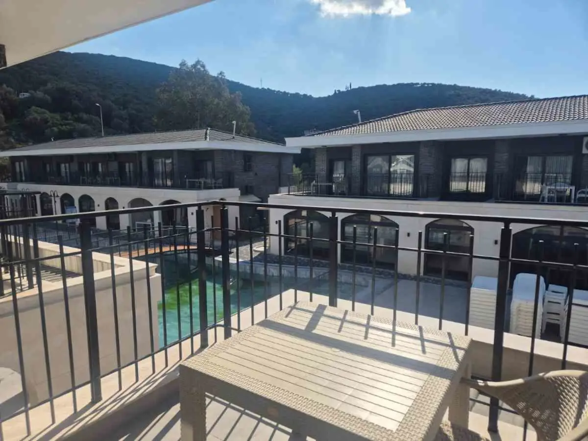 KUŞADASI KUŞTUR’DA ÖZTAŞ COUNTRY’DE 2+1 DAİRE HAVUZLU SİTEDE DENİZE YÜRÜME MESAFESİNDE