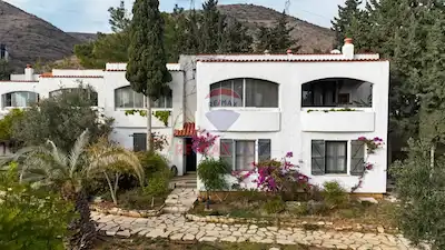 REMAX PARS'TAN MESA AKDENİZ EVLERİNDE SATILIK 2+1 EŞYALI VİLLA
