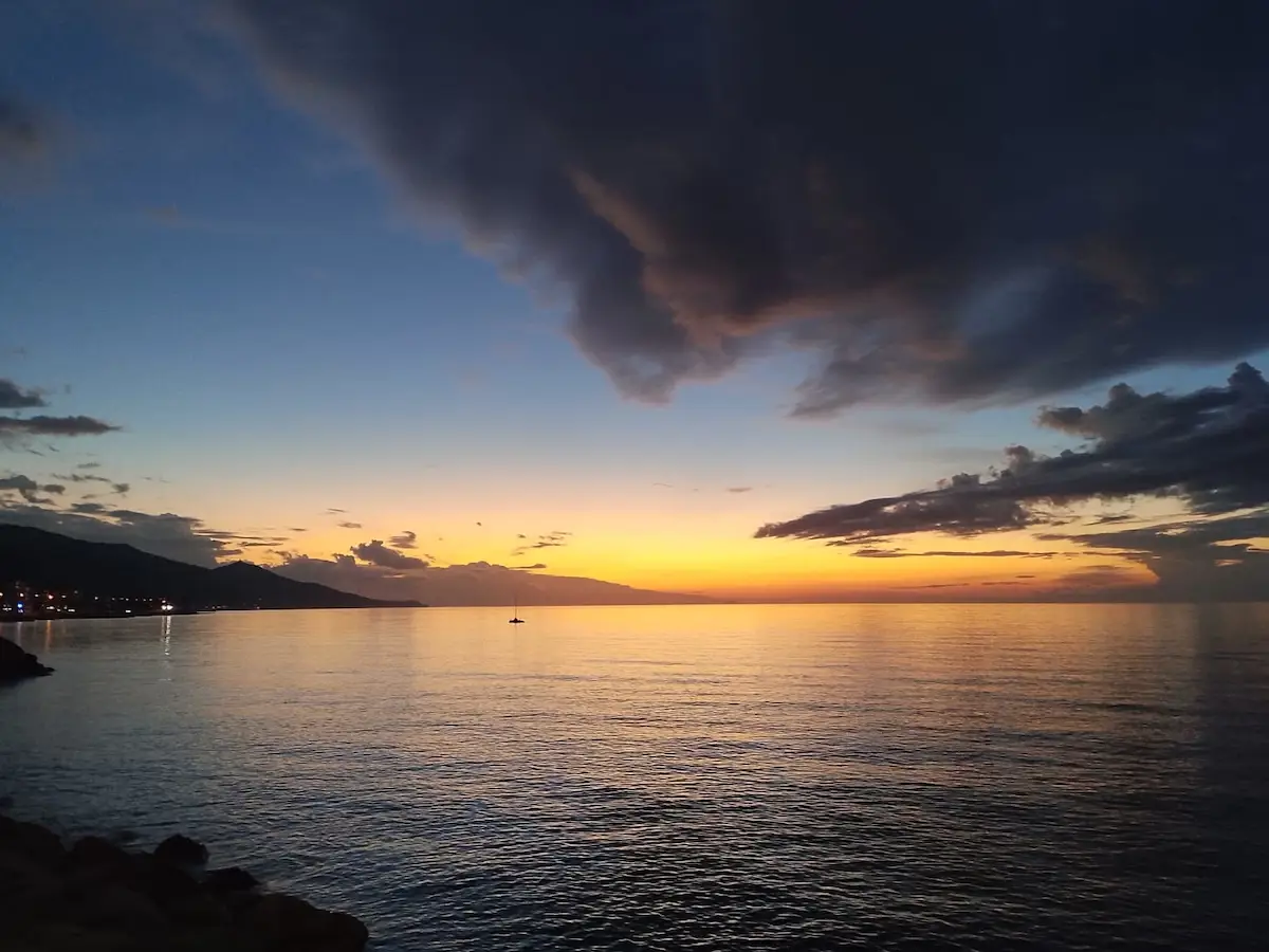 HER KATTAN KESINTISIZ DENIZ MANZARALI , YERDEN ISITMALI, KREDIYE UYGUN PANORAMA VILLASI!