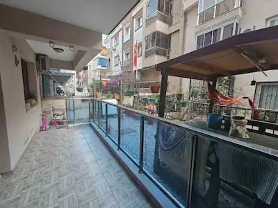 KÜÇÜK ÇİĞLİ'DE GENİŞ BAHÇELİ, KAMELYALI, SATILIK 3+1 FIRSAT DAİRE!