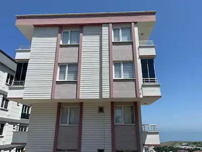 REMAX İBRAHİM BÜLBÜL- ATAKUMDA KESİNTİSİZ DENİZ MANZARALI TAMAMINA KREDİLİ SARILIK 3+1 DAIRE
