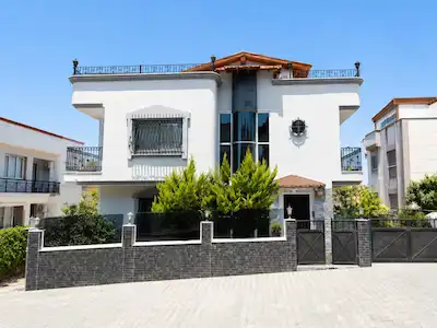 BALÇOVA KORUTÜRK’TE 5+2 MÜSTAKİL EV | 440 M² BRÜT | JEOTERMAL ISITMALI