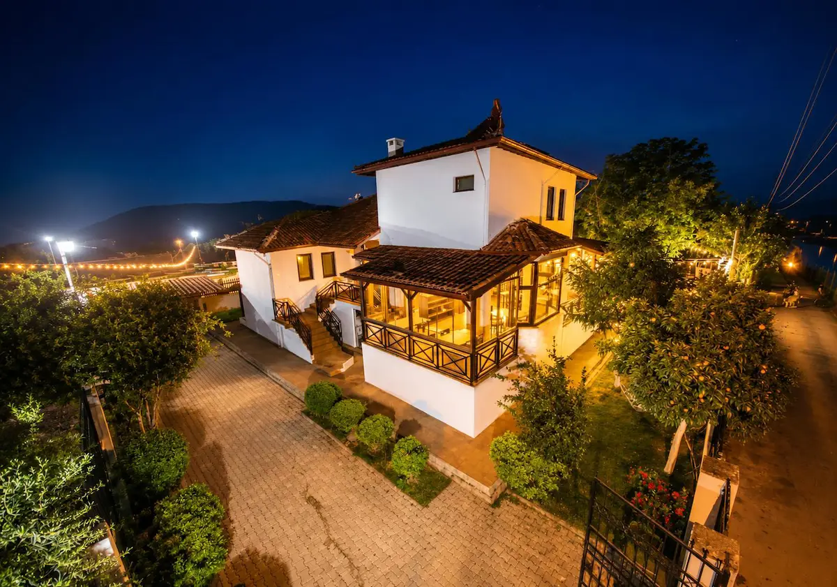 YENİPAZAR'DA TİCARİ RUHSATLI SATILIK RESTORAN & KONAK