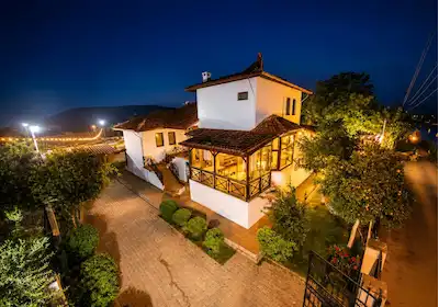 YENİPAZAR'DA TİCARİ RUHSATLI SATILIK RESTORAN & KONAK