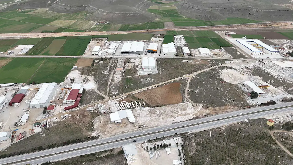 AFYON İSCEHISAR YAKINI MERMER OCAKLARI İŞLETMELERINE UYGUN SATILIK ARSA