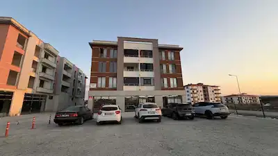 REMAX MAVİ’DEN KORUCUKTA SATILIK GENİŞ 2+1 CAM BALKONLU DAİRE