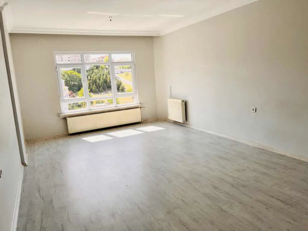 ÇANKAYA’DA 3+1 | 120 M² BRÜT | BALKONLU | DOĞALGAZ KOMBİLİ | ÜST KAT (3/3)