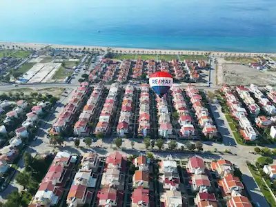 KUŞADASI DAVUTLAR ATAKENT SITESINDE, DENIZE 150 METRE ,4+1 EŞYALI TRIPLEKS VILLA