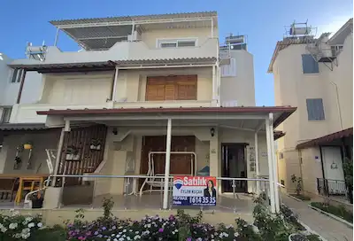 KUŞADASI DAVUTLAR ATAKENT SITESINDE, DENIZE 150 METRE ,4+1 EŞYALI TRIPLEKS VILLA