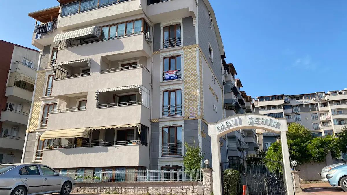 İZMİT GÜNDOĞDU BOĞAZOVA CAD. MAVİ ŞEHİR SİTESİ 2+1 ARAKAT KİRALIK DAİRE