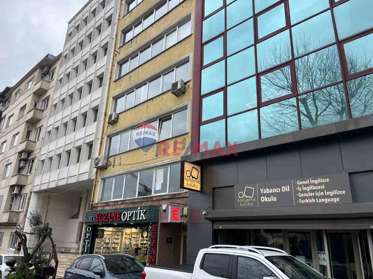 GÜMÜŞSUYU'NDA BOĞAZ MANZARALI KİRALIK OFİS KATI