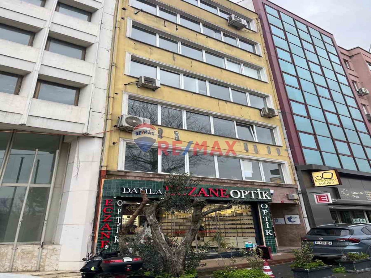 GÜMÜŞSUYU'NDA BOĞAZ MANZARALI KİRALIK OFİS KATI