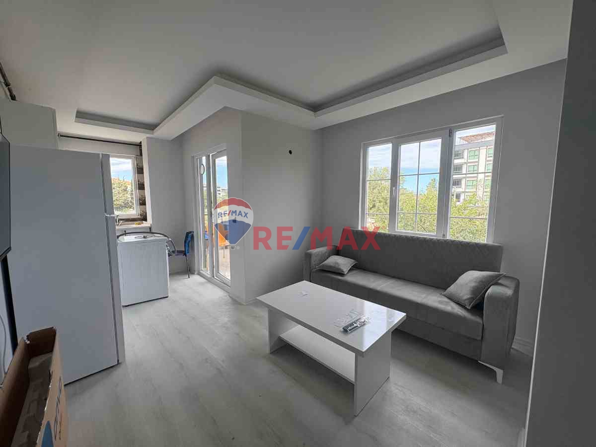 REMAX MODERN ONUR ÇİBİKCİ'DEN EŞYALI KİRALIK 1+1 DAİRE