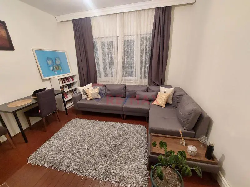 RE/MAX REKOR ELİF GÜMRAH TAKSİM GÜMÜŞSUYU 'NDA 3 KATLI BİNADA SATILIK 1+1 DAIRE