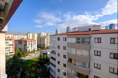 ÇUKURAMBAR'DA GENİŞ VE AYDINLIK 4+1 KİRALIK DAİRE