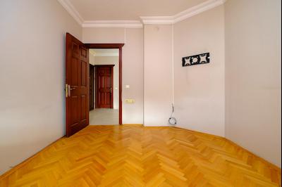 ÇUKURAMBAR'DA GENİŞ VE AYDINLIK 4+1 KİRALIK DAİRE