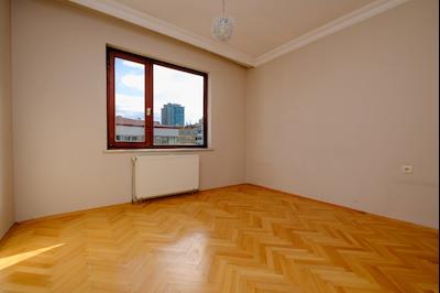 ÇUKURAMBAR'DA GENİŞ VE AYDINLIK 4+1 KİRALIK DAİRE