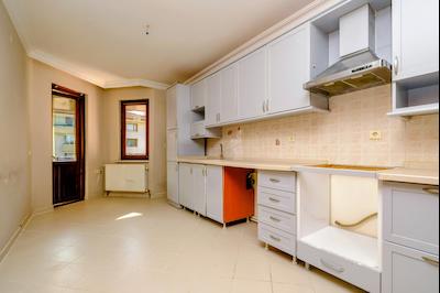 ÇUKURAMBAR'DA GENİŞ VE AYDINLIK 4+1 KİRALIK DAİRE